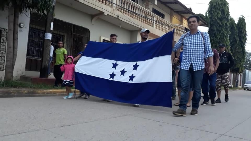 Caravana de migrantes sale de Olancho