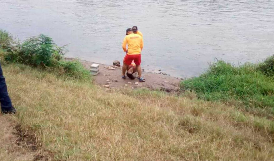 mujer en río de El Progreso