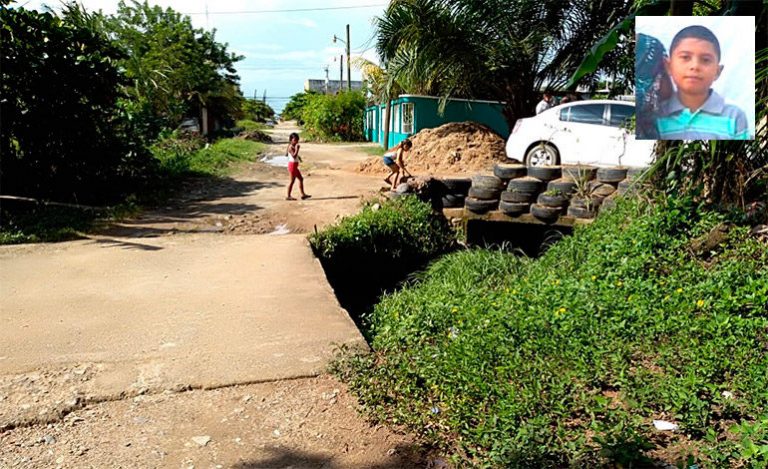 Continúan búsqueda de niño que cayó en caja puente en Tela