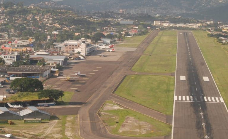 Dramático momento en que aterriza avioneta en el aeropuerto Toncontín