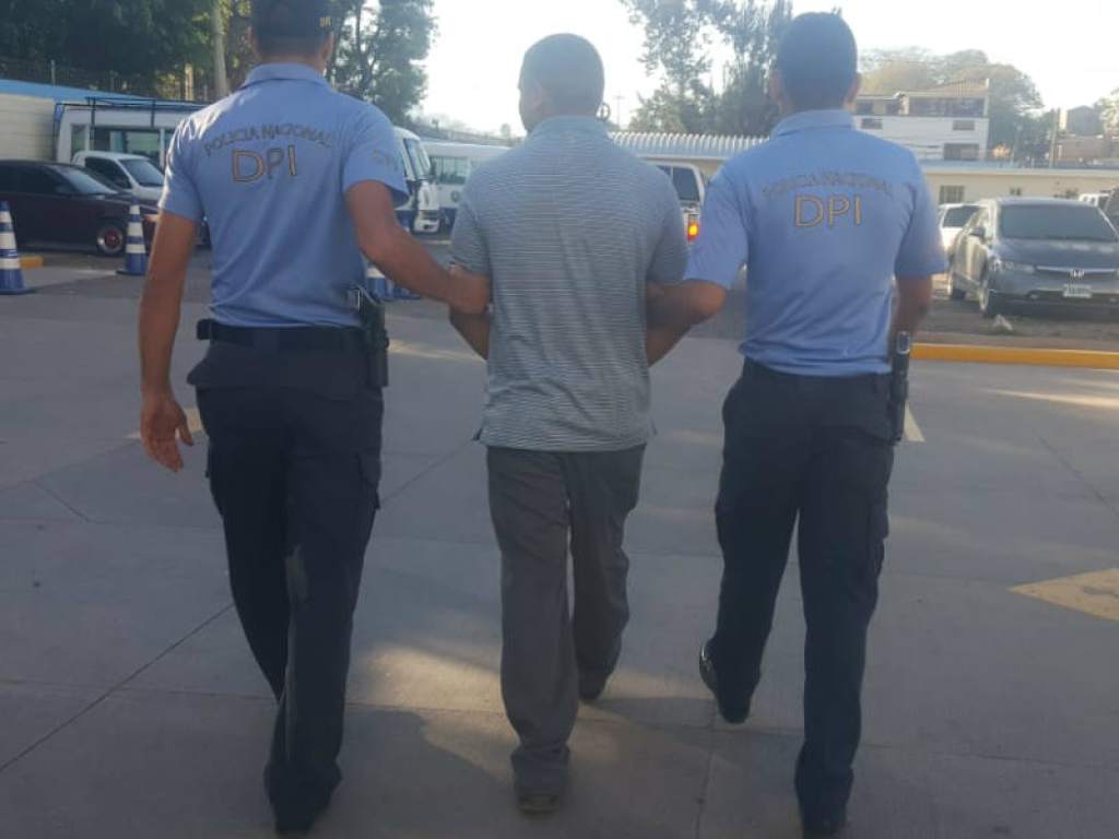estadounidense buscado por el FBI