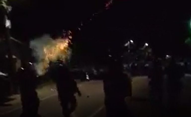 Policía lanza gas contra migrantes