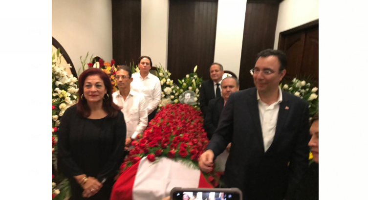 Políticos y empresarios llegan al funeral de Jaime Rosenthal Oliva y se han manifestado