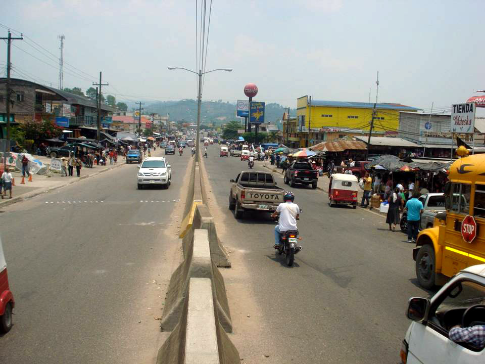 dos motociclistas en la entrada