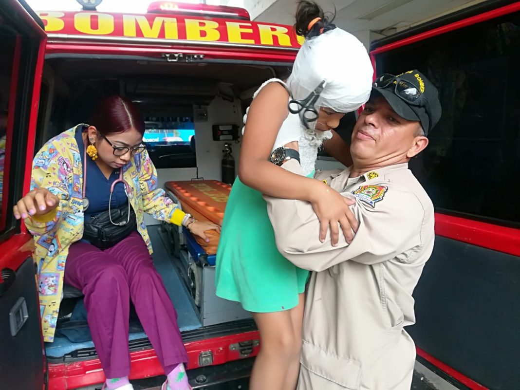 niña con tijera en la cabeza