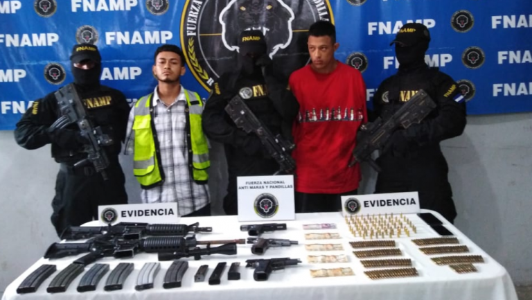 Capturan a supuestos miembros de la Pandilla 18 con armas como el AR-15