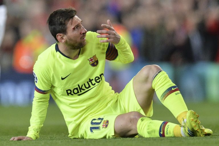 TERRIBLE: El golpe y el rostro de Messi tras cruce con Smalling