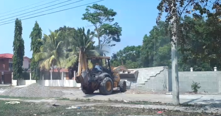 SPS: autoridades derriban un muro en Palos Verdes y los pobladores se indignan