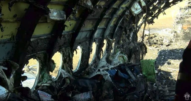 Las posibles causas de la catástrofe del avión incendiado en Moscú