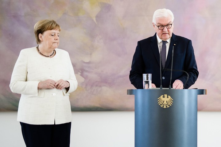 Angela Merkel tiembla