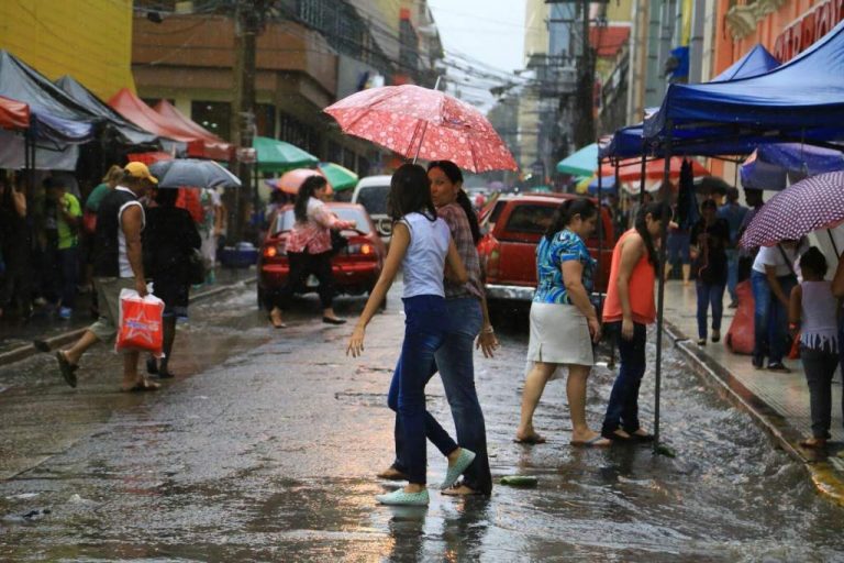 CLIMA DE ESTA TARDE: se mantienen lluvias de intensidad media en varias zonas del país