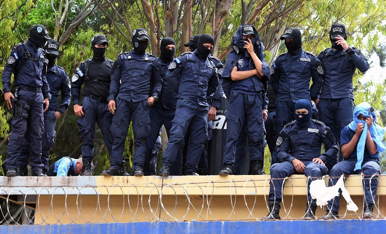 policías en rebelión