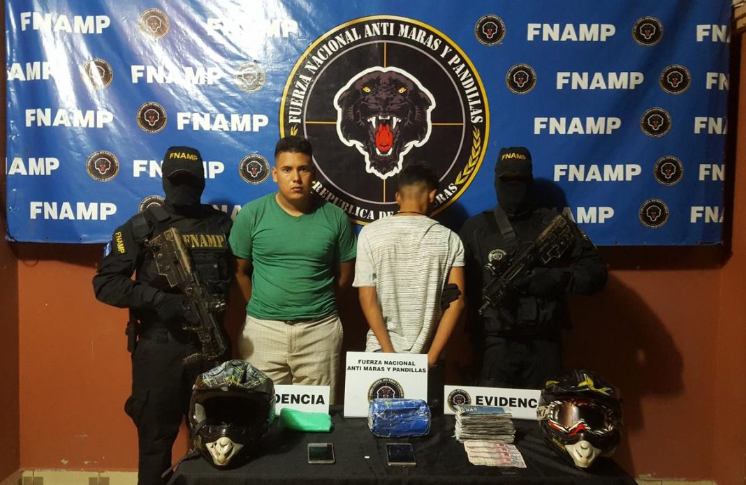 Policía de la pandilla 18 en Valle