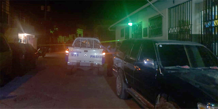 Padre e hijo asesinados en centro de salud