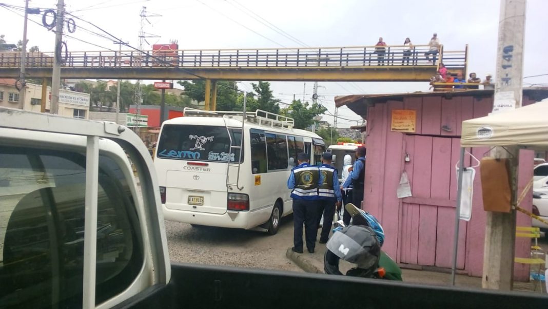 hombre dentro de autobús