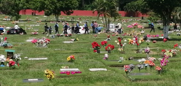 En cementerio sampedrano masacran a familia de comerciante asesinado; cuatro muertos