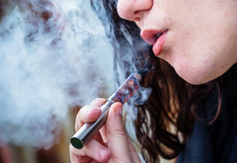 EEUU: Arreciarán batalla contra el «vapeo» y cigarrillos electrónicos en escuelas