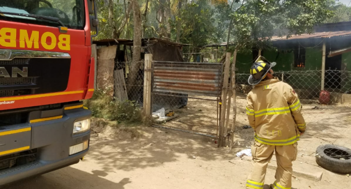 joven dentro de vivienda