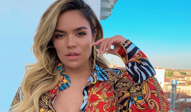 Alocados fans de Karol G casi le roban costoso reloj que le obsequió Anuel AA