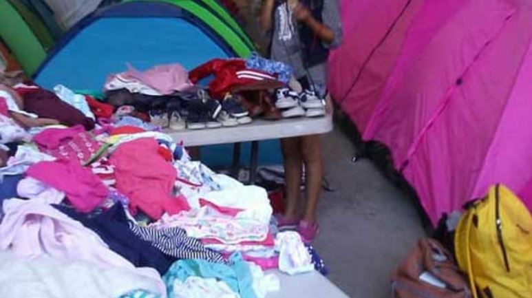 Hondureño lleva abrigos a niños varados en México.