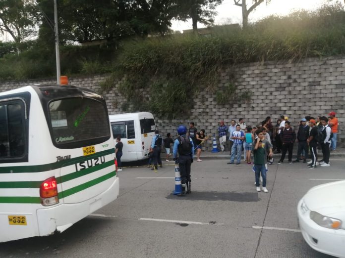 hombre dentro de autobús