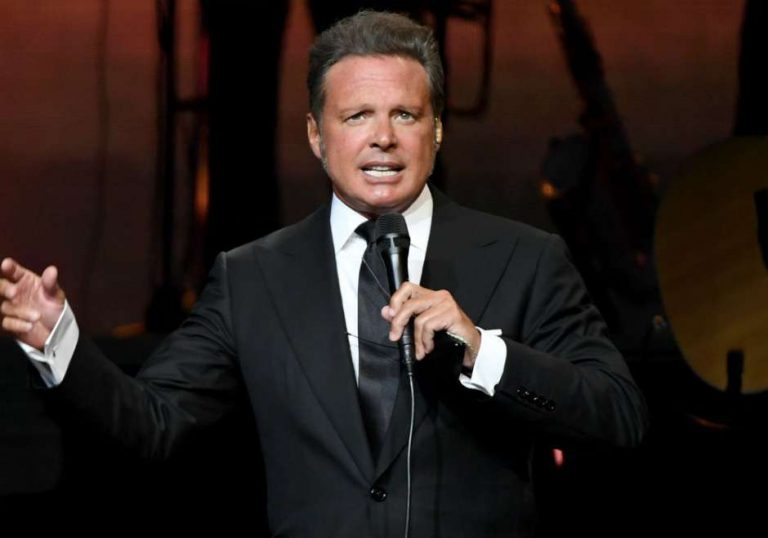Captan a Luis Miguel con shorts comprando en una farmacia