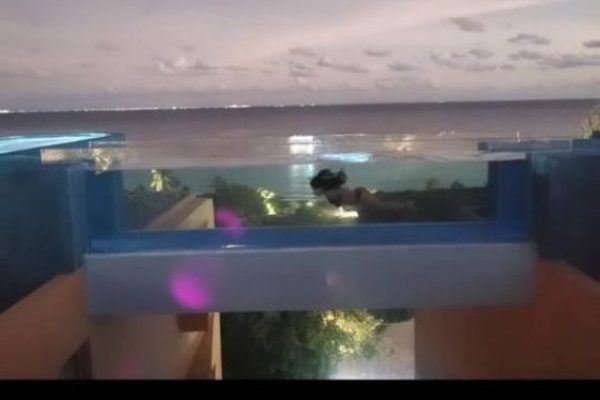En la fotografía se puede apreciar a la actriz usando un bikini color rojo.