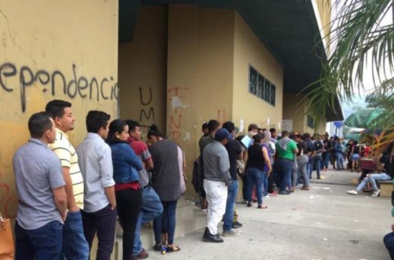 Continúan las extensas filas de ciudadanos para pedir antecedentes penales