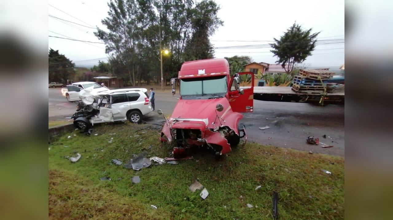 Accidente entre rastra y camioneta en Siguatepeque: hay una persona fallecida