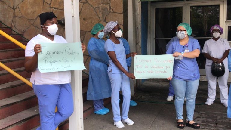 Jefas de enfermería en el Catarino Rivas protestan por la falta de mascarillas de calidad