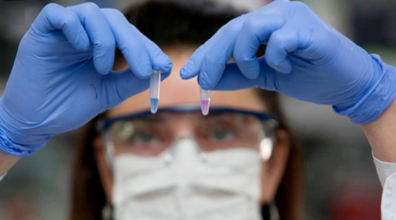 Según la FDA, la prueba de saliva ayudará a ahorrar gran cantidad de insumos que el hisopado sí requiere.