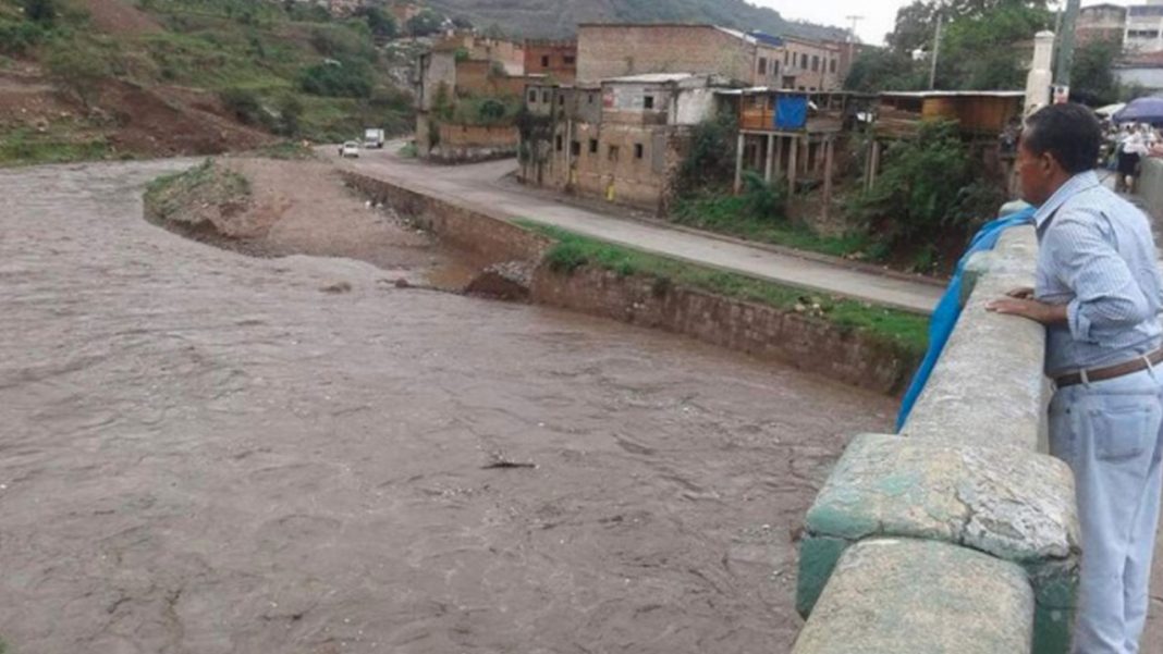 niño cae en el río choluteca