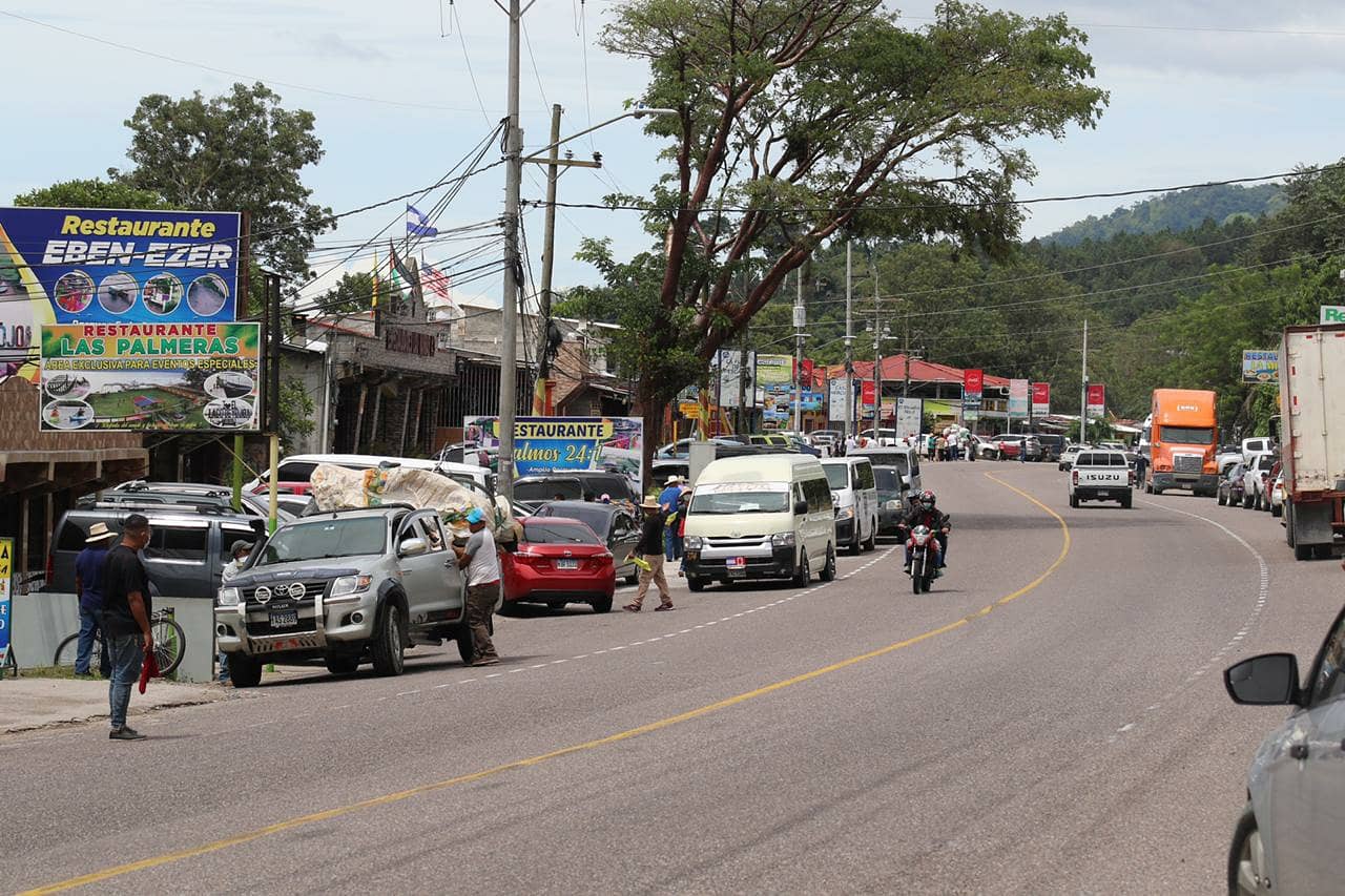 Carretera en el Lago de Yojoa muestra afluencia de turistas.