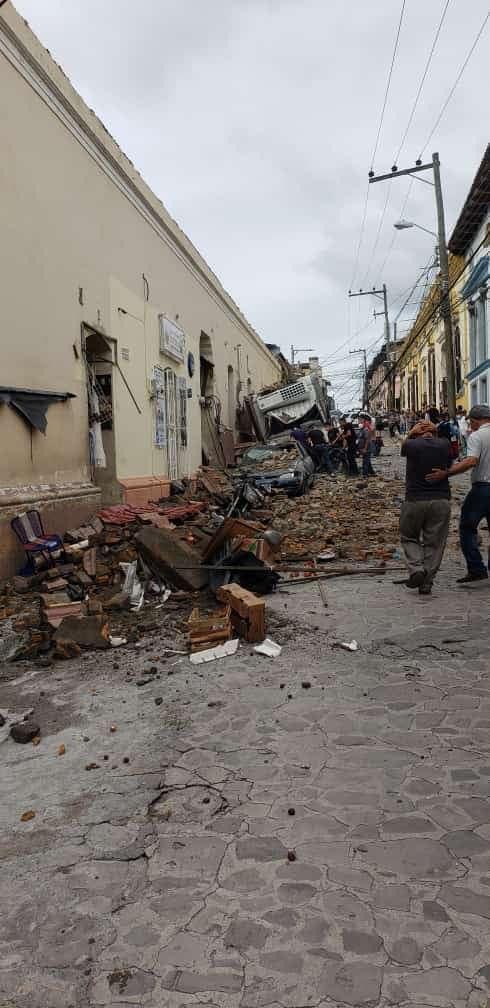 Varios automóviles y motocicletas se reportaron dañadas.