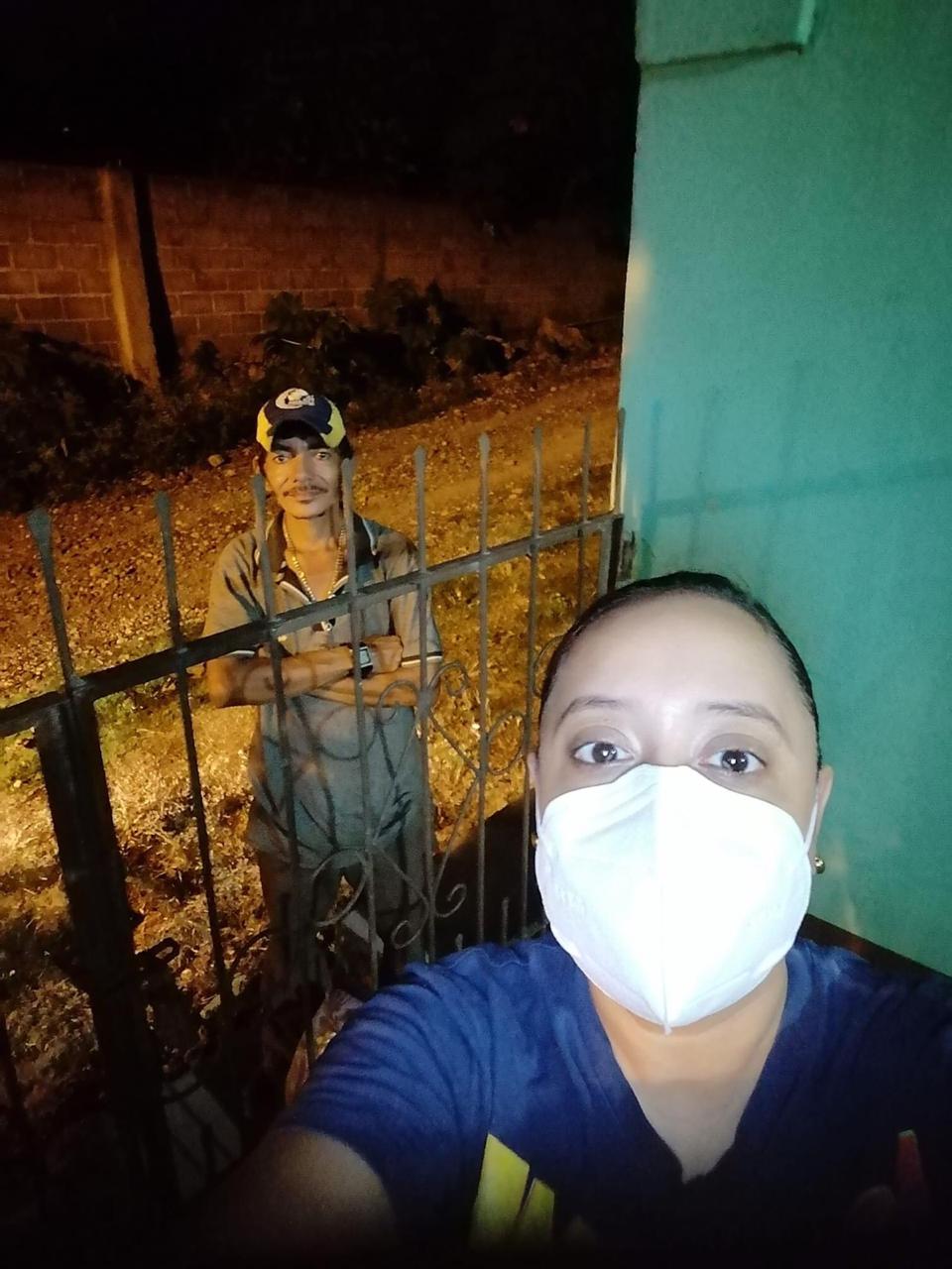 Mujer se toma foto con el hombre que reparte ayudas.