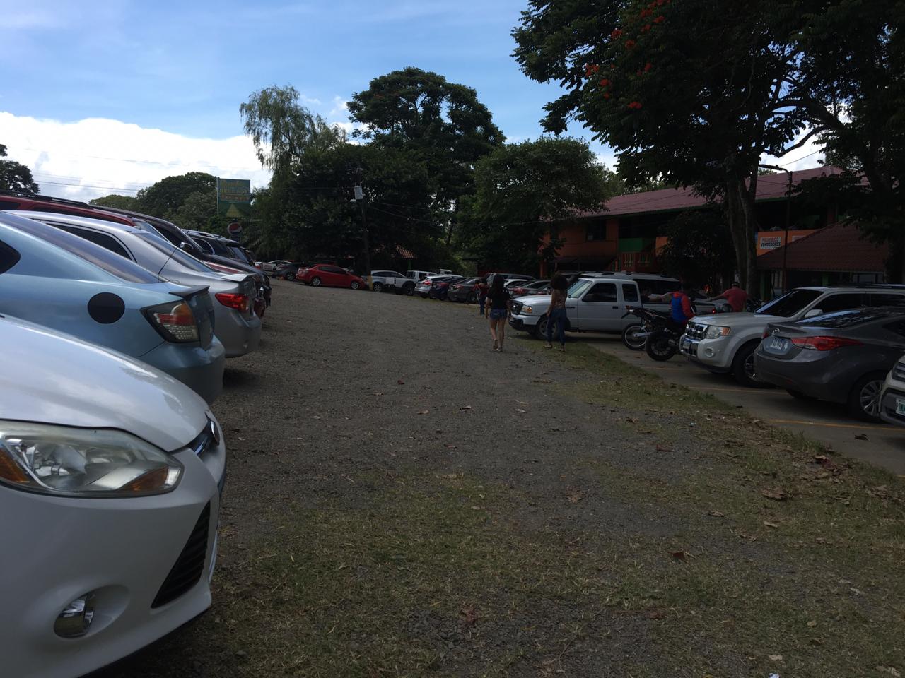 Así se ven los estacionamientos en el lugar.