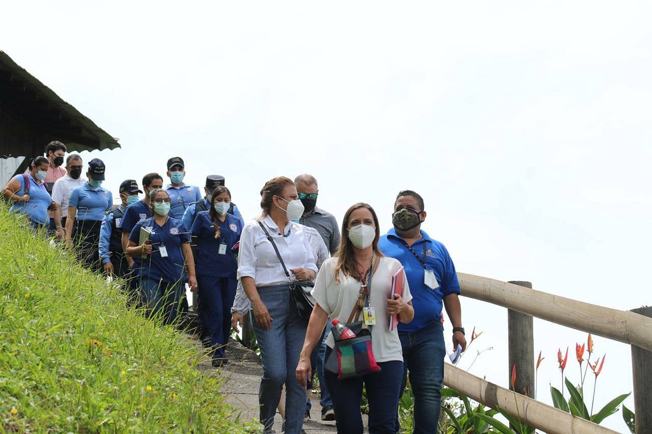 Ministra de turismo realizando inspección del Lago de Yojoa.