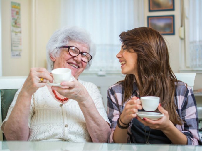 mujeres que toman café