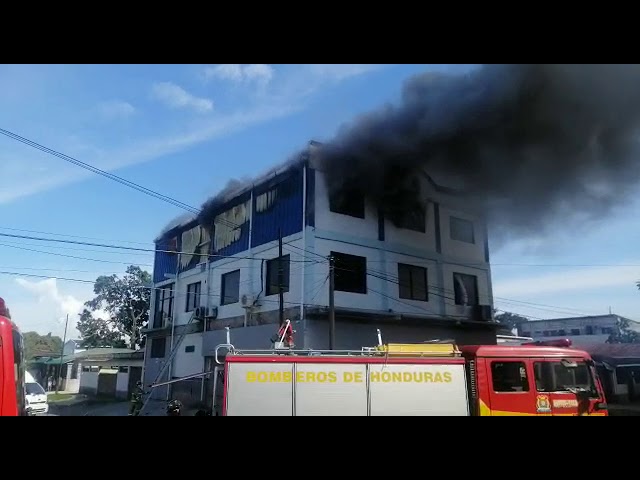 Incendio en barrio Barandillas de SPS: personas se «tiraron» de segunda planta