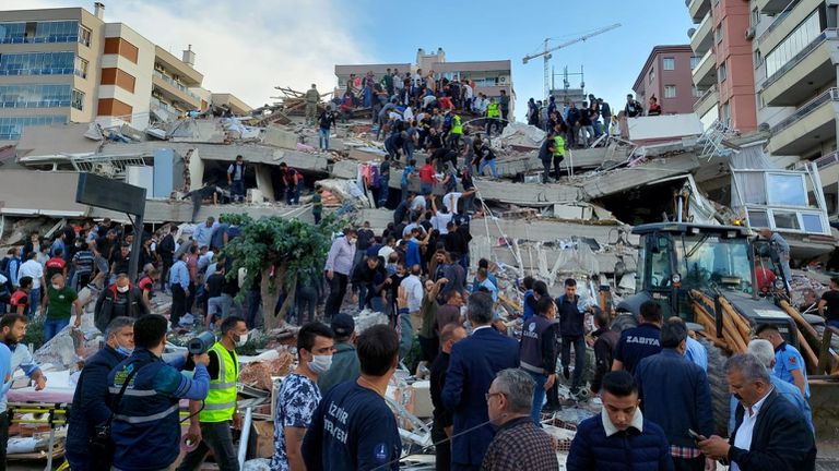 Edificio se desploma por terromoto