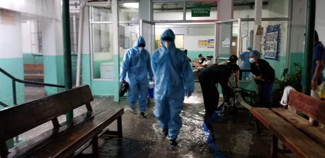 El personal y los pacientes tienen que soportar las inundaciones.