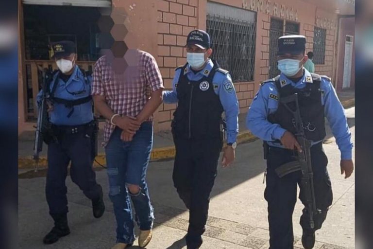 Hombre quiso violar la esposa de su amigo.