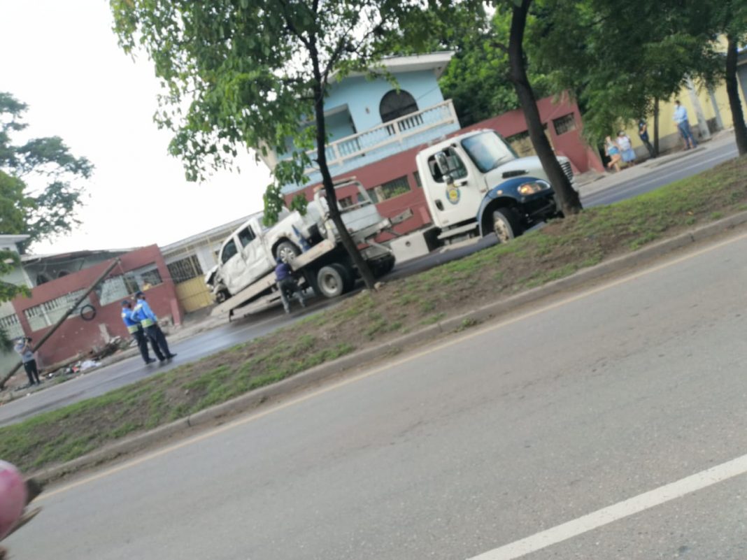 carro se estrella contra poste chamelecón