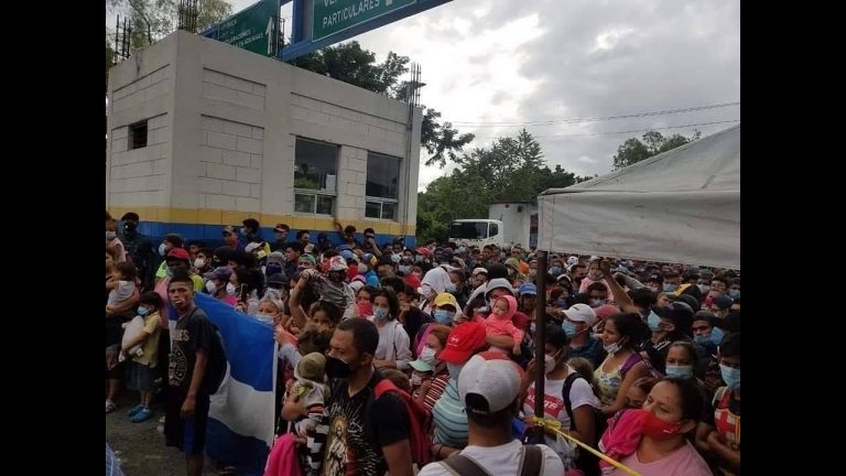 Pese a barrera humana, caravana de migrantes pudo ingresar a Guatemala