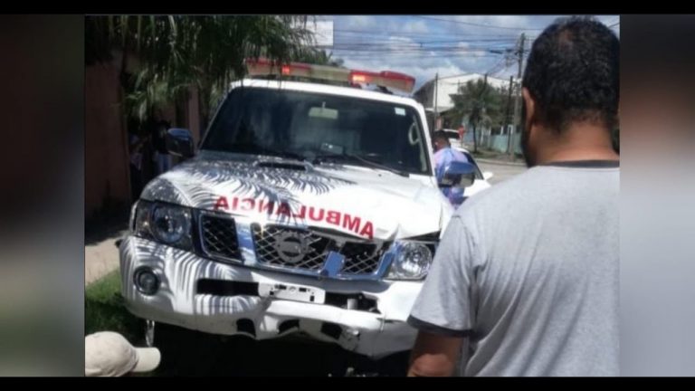 VIDEO | Siguatepeque: ambulancia embiste a dos personas en motocicleta