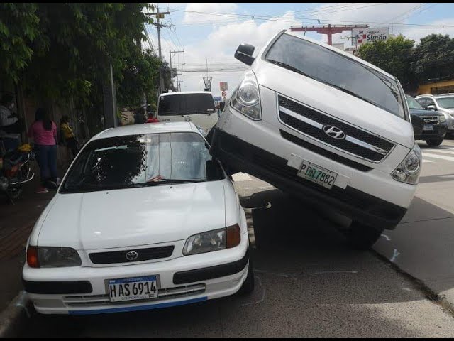 VÍDEO| Despiste de conductor termina con camioneta “montada” sobre taxi