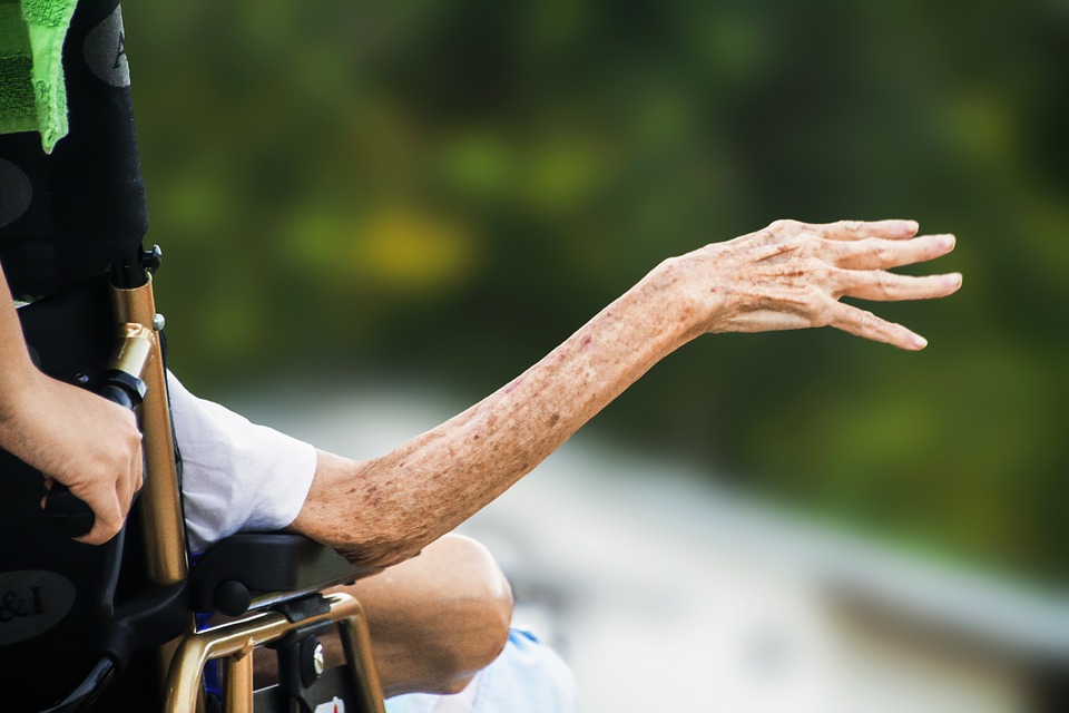 Mujer lleva a anciano muerto a banco