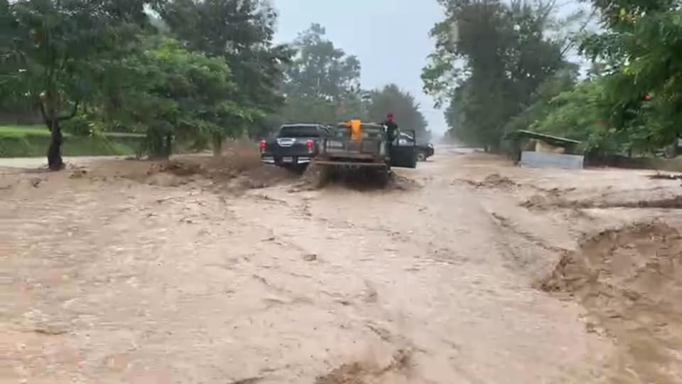 Yoro incomunicados por desbordamiento