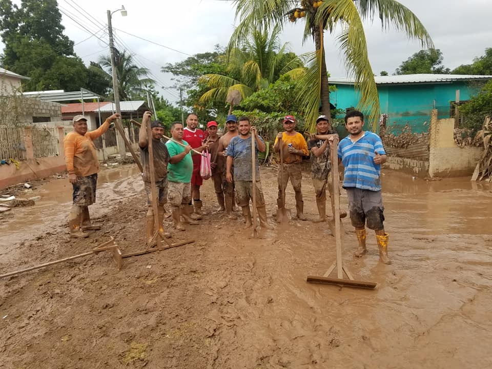 Los Macatanes voluntarios limpian lodo