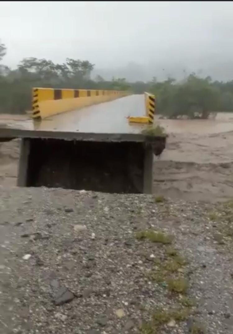 Puente de la zona quedó destruido.